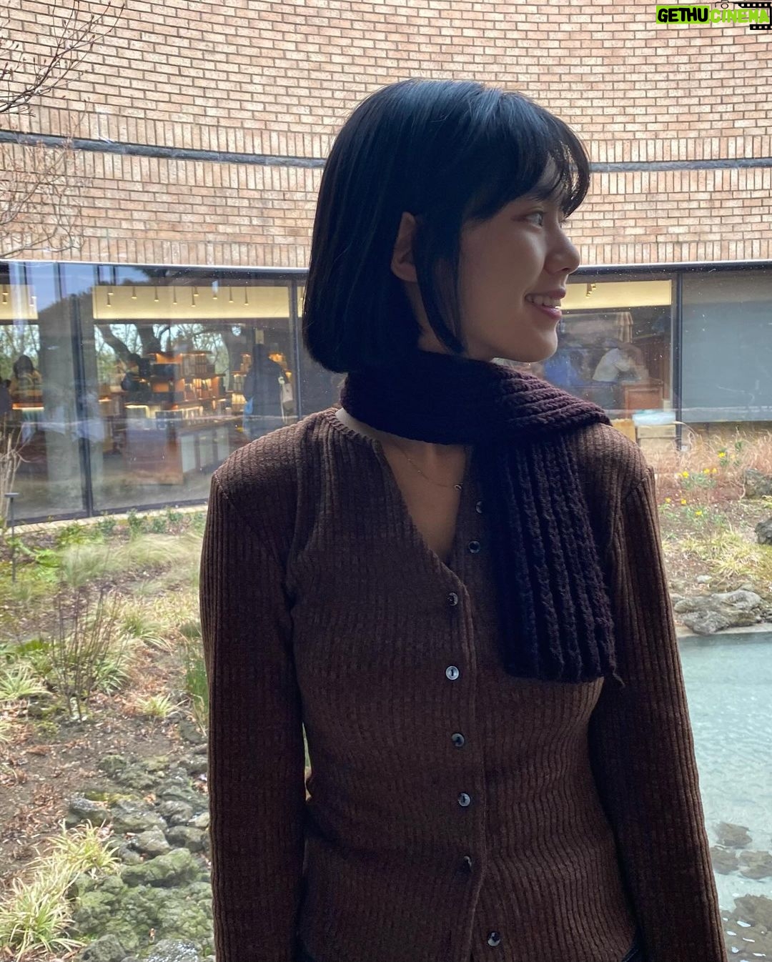 Lee Seo-yeon Instagram - 이제야 제주 온지 24시간 지났다! 어제 급하게 산 카메라가 망가지는 엄청난 일이 있었지만.. 눈과 바람 때문에 도로가 막히구 가고싶었던 해변에 출입을 못하는 일도 있었지만.. 그래도 행복했다:) 그리구 사진은 세상에서 제일 귀여운 우리 할무니🧡 내일은 더 행복하자! _ 2024.01.21~2023.01.25 #jeju