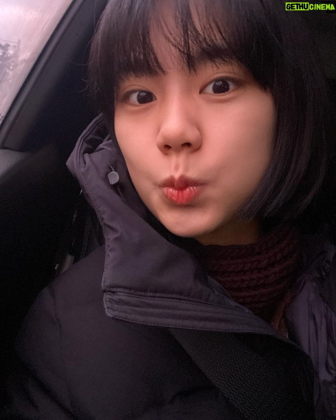 Lee Seo-yeon Instagram - 이제야 제주 온지 24시간 지났다! 어제 급하게 산 카메라가 망가지는 엄청난 일이 있었지만.. 눈과 바람 때문에 도로가 막히구 가고싶었던 해변에 출입을 못하는 일도 있었지만.. 그래도 행복했다:) 그리구 사진은 세상에서 제일 귀여운 우리 할무니🧡 내일은 더 행복하자! _ 2024.01.21~2023.01.25 #jeju