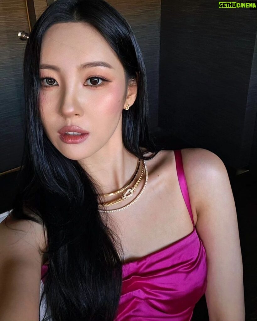 Lee Sun-mi Instagram - Green or Pink❔ Bangkok, Thailand