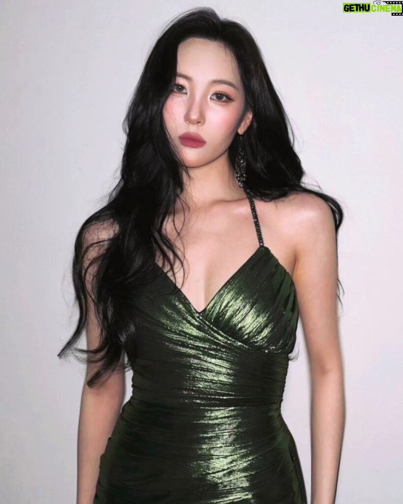 Lee Sun-mi Instagram - Green or Pink❔️ Bangkok, Thailand