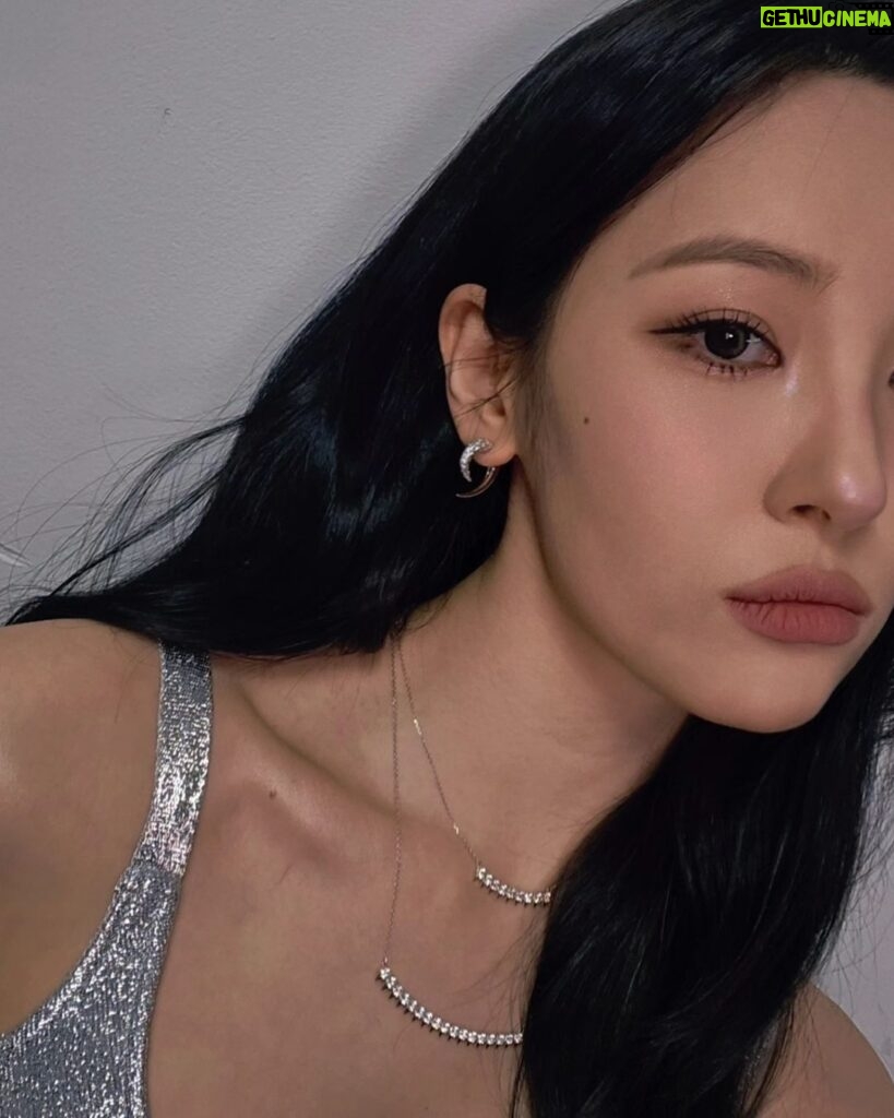 Lee Sun-mi Instagram - Red or Silver?