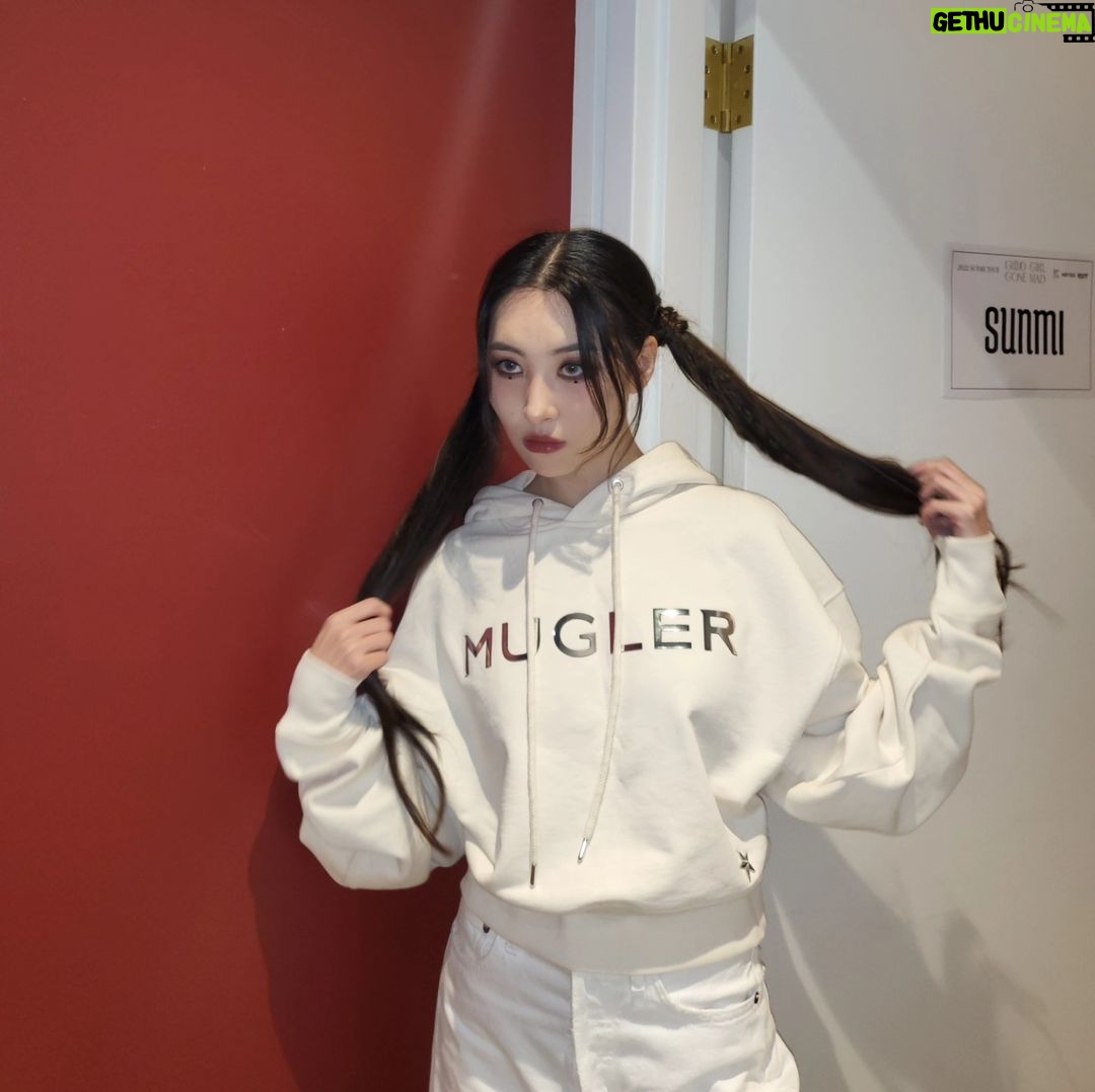 Lee Sun-mi Instagram - 우리 귀여운 고양이가 액정을 와암 깨버려서 사진들이 다 날아간 점 하나도 안억울해 사과도 받았어 그럼 됐어🥹🧡 All Around the World