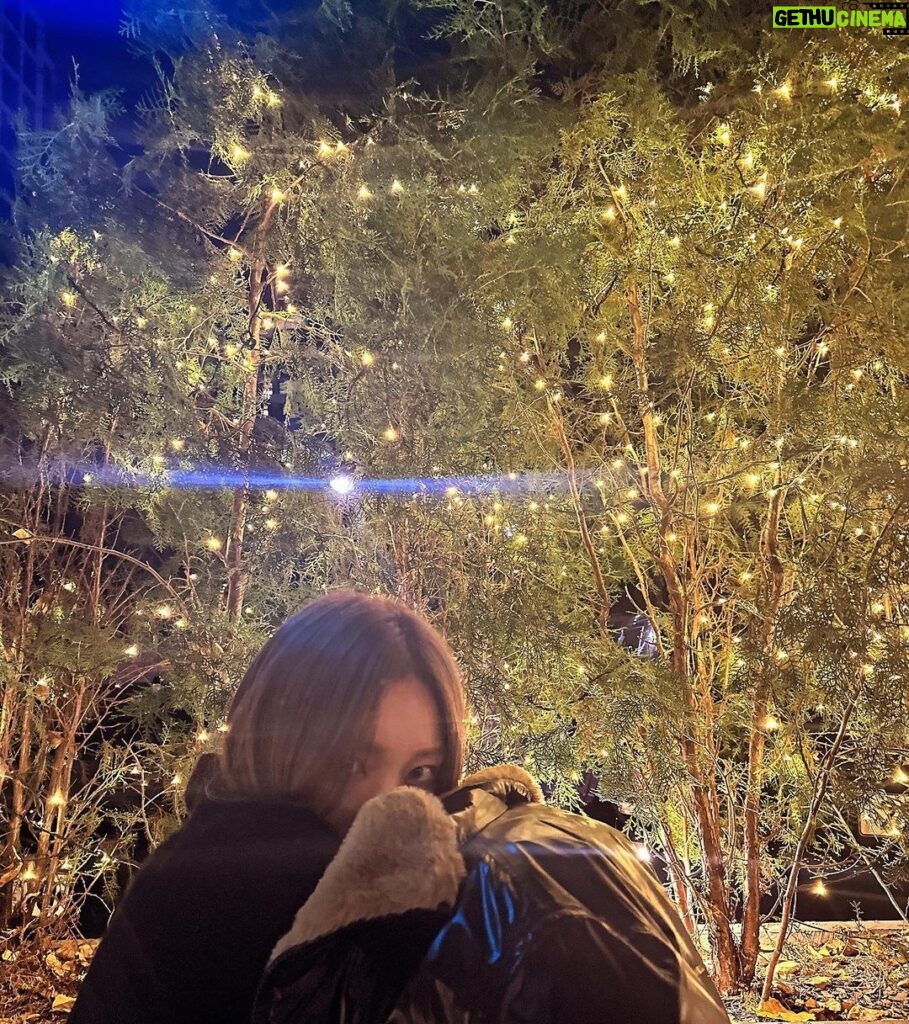 Lee Sung-kyoung Instagram - 몇밤뒤가 지나면 곧 날선바람이 불어올텐데, 이정도 밤공기는 거뜬하다며 오들오들 몸이 떨려도 마음은 거뜬히 테라스로 나오기. 그래서 기분은 좋다고 한다🤭