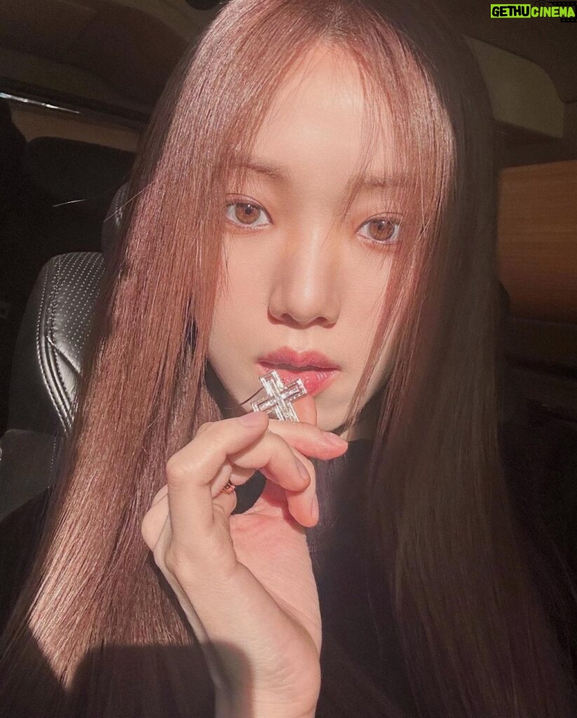 Lee Sung-kyoung Instagram - ☀️💎✨🤍🖤 #AD #Damiani #다미아니
