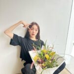 Lee Sung-kyoung Instagram - 💐💗