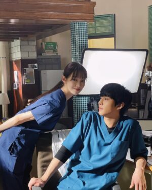 Lee Sung-kyoung Instagram - 의국에서, 수쌤 은탁쌤이 찍어준 수술실앞 비하인드, 그리고 같이 재롱부리기 성공😙 오예
