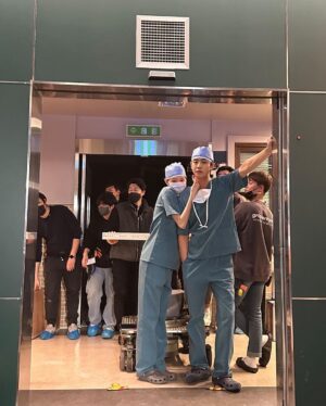 Lee Sung-kyoung Instagram - 의국에서, 수쌤 은탁쌤이 찍어준 수술실앞 비하인드, 그리고 같이 재롱부리기 성공😙 오예