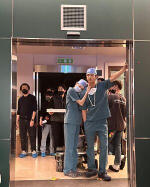 Lee Sung-kyoung Instagram - 의국에서, 수쌤 은탁쌤이 찍어준 수술실앞 비하인드, 그리고 같이 재롱부리기 성공😙 오예