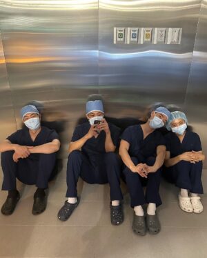 Lee Sung-kyoung Instagram - 역대급 많은 인원이 참관했던 수술😂
덕분에 짱 귀여운 비하인드컷들 대 득템
다들 아프지말고 다치지말자