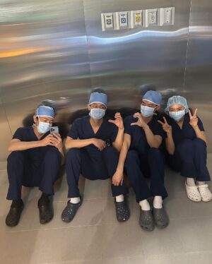 Lee Sung-kyoung Instagram - 역대급 많은 인원이 참관했던 수술😂
덕분에 짱 귀여운 비하인드컷들 대 득템
다들 아프지말고 다치지말자