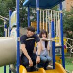 Lee Sung-kyoung Instagram - 사랑이라 말해요 처음엔 이 작품의 제목이 딱이라고 온전히 끄덕이진 못했어요. 가슴에 상처하나씩 품고 아둥바둥 버티며 살아가는 평범한 사람들, 그리고 그 속에서 싹틀사랑은 아프고 좀 더 어려운거겠거니.. 여기서 사랑이란걸 얼마나 넓고 크게 말하고 보여줄 수 있을까.. 제목이 제겐 너무 깊고 크게 느껴졌거든요..! 사랑을 잃고 무채색의 삶이 되어버리고, 사랑때문에 그래도 버티며 살아가고. 생기없는 삶이 사랑으로 인해 숨이 불어지는걸 보았어요. 그러니까 사랑이라는걸 한마디로 정의하기 어렵고,,참 아플때도 많지만, 결국 사랑은 살아있음을 느끼게 해주는것이더라고요. 입술로 고백하진 않았지만, 자신이 가지고 있는 모든 언어로 사랑이라 말하는 우주의 세계가 참 뜨거울만큼 순수하고 따뜻했어요. 아직도 제 마음속 온도가 떨어지지 않은걸 보면요! 우주로 살아갈때와, 한 걸음 물러서 바라보는 모든 순간, 그리고 그때마다 함께 해주신 모든분들께 참 감사해요. 덕분에 더 마음이 뜨거웠고..소중한 추억이 생긴 것 같아요. 음.. 사실 그냥 괜히 이런 인사를 많이 미루게 되었어요.. 왜인지, 무슨맘인지 아는사람? 히히 그치만 계속 언제든 함께 할 수 있으니까🙂 때론 많이 아플지라도,, 사랑을 맘껏 느끼고 누리며 살 수 있길. #사랑이라말해요 사랑합니다🤍 - 심우주 올림