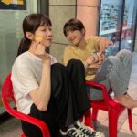 Lee Sung-kyoung Instagram - 사랑이라 말해요 처음엔 이 작품의 제목이 딱이라고 온전히 끄덕이진 못했어요. 가슴에 상처하나씩 품고 아둥바둥 버티며 살아가는 평범한 사람들, 그리고 그 속에서 싹틀사랑은 아프고 좀 더 어려운거겠거니.. 여기서 사랑이란걸 얼마나 넓고 크게 말하고 보여줄 수 있을까.. 제목이 제겐 너무 깊고 크게 느껴졌거든요..! 사랑을 잃고 무채색의 삶이 되어버리고, 사랑때문에 그래도 버티며 살아가고. 생기없는 삶이 사랑으로 인해 숨이 불어지는걸 보았어요. 그러니까 사랑이라는걸 한마디로 정의하기 어렵고,,참 아플때도 많지만, 결국 사랑은 살아있음을 느끼게 해주는것이더라고요. 입술로 고백하진 않았지만, 자신이 가지고 있는 모든 언어로 사랑이라 말하는 우주의 세계가 참 뜨거울만큼 순수하고 따뜻했어요. 아직도 제 마음속 온도가 떨어지지 않은걸 보면요! 우주로 살아갈때와, 한 걸음 물러서 바라보는 모든 순간, 그리고 그때마다 함께 해주신 모든분들께 참 감사해요. 덕분에 더 마음이 뜨거웠고..소중한 추억이 생긴 것 같아요. 음.. 사실 그냥 괜히 이런 인사를 많이 미루게 되었어요.. 왜인지, 무슨맘인지 아는사람? 히히 그치만 계속 언제든 함께 할 수 있으니까🙂 때론 많이 아플지라도,, 사랑을 맘껏 느끼고 누리며 살 수 있길. #사랑이라말해요 사랑합니다🤍 - 심우주 올림