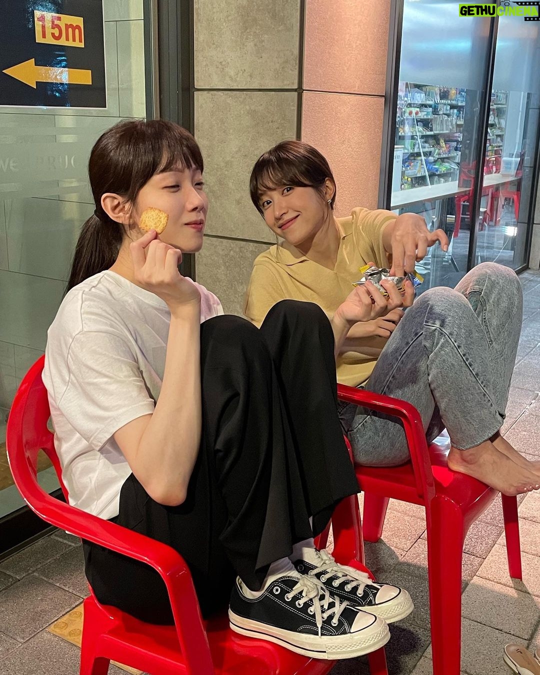 Lee Sung-kyoung Instagram - 사랑이라 말해요 처음엔 이 작품의 제목이 딱이라고 온전히 끄덕이진 못했어요. 가슴에 상처하나씩 품고 아둥바둥 버티며 살아가는 평범한 사람들, 그리고 그 속에서 싹틀사랑은 아프고 좀 더 어려운거겠거니.. 여기서 사랑이란걸 얼마나 넓고 크게 말하고 보여줄 수 있을까.. 제목이 제겐 너무 깊고 크게 느껴졌거든요..! 사랑을 잃고 무채색의 삶이 되어버리고, 사랑때문에 그래도 버티며 살아가고. 생기없는 삶이 사랑으로 인해 숨이 불어지는걸 보았어요. 그러니까 사랑이라는걸 한마디로 정의하기 어렵고,,참 아플때도 많지만, 결국 사랑은 살아있음을 느끼게 해주는것이더라고요. 입술로 고백하진 않았지만, 자신이 가지고 있는 모든 언어로 사랑이라 말하는 우주의 세계가 참 뜨거울만큼 순수하고 따뜻했어요. 아직도 제 마음속 온도가 떨어지지 않은걸 보면요! 우주로 살아갈때와, 한 걸음 물러서 바라보는 모든 순간, 그리고 그때마다 함께 해주신 모든분들께 참 감사해요. 덕분에 더 마음이 뜨거웠고..소중한 추억이 생긴 것 같아요. 음.. 사실 그냥 괜히 이런 인사를 많이 미루게 되었어요.. 왜인지, 무슨맘인지 아는사람? 히히 그치만 계속 언제든 함께 할 수 있으니까🙂 때론 많이 아플지라도,, 사랑을 맘껏 느끼고 누리며 살 수 있길. #사랑이라말해요 사랑합니다🤍 - 심우주 올림