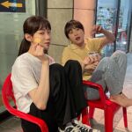 Lee Sung-kyoung Instagram - 사랑이라 말해요 처음엔 이 작품의 제목이 딱이라고 온전히 끄덕이진 못했어요. 가슴에 상처하나씩 품고 아둥바둥 버티며 살아가는 평범한 사람들, 그리고 그 속에서 싹틀사랑은 아프고 좀 더 어려운거겠거니.. 여기서 사랑이란걸 얼마나 넓고 크게 말하고 보여줄 수 있을까.. 제목이 제겐 너무 깊고 크게 느껴졌거든요..! 사랑을 잃고 무채색의 삶이 되어버리고, 사랑때문에 그래도 버티며 살아가고. 생기없는 삶이 사랑으로 인해 숨이 불어지는걸 보았어요. 그러니까 사랑이라는걸 한마디로 정의하기 어렵고,,참 아플때도 많지만, 결국 사랑은 살아있음을 느끼게 해주는것이더라고요. 입술로 고백하진 않았지만, 자신이 가지고 있는 모든 언어로 사랑이라 말하는 우주의 세계가 참 뜨거울만큼 순수하고 따뜻했어요. 아직도 제 마음속 온도가 떨어지지 않은걸 보면요! 우주로 살아갈때와, 한 걸음 물러서 바라보는 모든 순간, 그리고 그때마다 함께 해주신 모든분들께 참 감사해요. 덕분에 더 마음이 뜨거웠고..소중한 추억이 생긴 것 같아요. 음.. 사실 그냥 괜히 이런 인사를 많이 미루게 되었어요.. 왜인지, 무슨맘인지 아는사람? 히히 그치만 계속 언제든 함께 할 수 있으니까🙂 때론 많이 아플지라도,, 사랑을 맘껏 느끼고 누리며 살 수 있길. #사랑이라말해요 사랑합니다🤍 - 심우주 올림