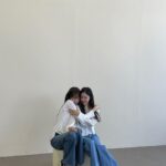 Lee Sung-kyoung Instagram - 사랑이라 말해요 처음엔 이 작품의 제목이 딱이라고 온전히 끄덕이진 못했어요. 가슴에 상처하나씩 품고 아둥바둥 버티며 살아가는 평범한 사람들, 그리고 그 속에서 싹틀사랑은 아프고 좀 더 어려운거겠거니.. 여기서 사랑이란걸 얼마나 넓고 크게 말하고 보여줄 수 있을까.. 제목이 제겐 너무 깊고 크게 느껴졌거든요..! 사랑을 잃고 무채색의 삶이 되어버리고, 사랑때문에 그래도 버티며 살아가고. 생기없는 삶이 사랑으로 인해 숨이 불어지는걸 보았어요. 그러니까 사랑이라는걸 한마디로 정의하기 어렵고,,참 아플때도 많지만, 결국 사랑은 살아있음을 느끼게 해주는것이더라고요. 입술로 고백하진 않았지만, 자신이 가지고 있는 모든 언어로 사랑이라 말하는 우주의 세계가 참 뜨거울만큼 순수하고 따뜻했어요. 아직도 제 마음속 온도가 떨어지지 않은걸 보면요! 우주로 살아갈때와, 한 걸음 물러서 바라보는 모든 순간, 그리고 그때마다 함께 해주신 모든분들께 참 감사해요. 덕분에 더 마음이 뜨거웠고..소중한 추억이 생긴 것 같아요. 음.. 사실 그냥 괜히 이런 인사를 많이 미루게 되었어요.. 왜인지, 무슨맘인지 아는사람? 히히 그치만 계속 언제든 함께 할 수 있으니까🙂 때론 많이 아플지라도,, 사랑을 맘껏 느끼고 누리며 살 수 있길. #사랑이라말해요 사랑합니다🤍 - 심우주 올림