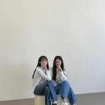 Lee Sung-kyoung Instagram - 사랑이라 말해요 처음엔 이 작품의 제목이 딱이라고 온전히 끄덕이진 못했어요. 가슴에 상처하나씩 품고 아둥바둥 버티며 살아가는 평범한 사람들, 그리고 그 속에서 싹틀사랑은 아프고 좀 더 어려운거겠거니.. 여기서 사랑이란걸 얼마나 넓고 크게 말하고 보여줄 수 있을까.. 제목이 제겐 너무 깊고 크게 느껴졌거든요..! 사랑을 잃고 무채색의 삶이 되어버리고, 사랑때문에 그래도 버티며 살아가고. 생기없는 삶이 사랑으로 인해 숨이 불어지는걸 보았어요. 그러니까 사랑이라는걸 한마디로 정의하기 어렵고,,참 아플때도 많지만, 결국 사랑은 살아있음을 느끼게 해주는것이더라고요. 입술로 고백하진 않았지만, 자신이 가지고 있는 모든 언어로 사랑이라 말하는 우주의 세계가 참 뜨거울만큼 순수하고 따뜻했어요. 아직도 제 마음속 온도가 떨어지지 않은걸 보면요! 우주로 살아갈때와, 한 걸음 물러서 바라보는 모든 순간, 그리고 그때마다 함께 해주신 모든분들께 참 감사해요. 덕분에 더 마음이 뜨거웠고..소중한 추억이 생긴 것 같아요. 음.. 사실 그냥 괜히 이런 인사를 많이 미루게 되었어요.. 왜인지, 무슨맘인지 아는사람? 히히 그치만 계속 언제든 함께 할 수 있으니까🙂 때론 많이 아플지라도,, 사랑을 맘껏 느끼고 누리며 살 수 있길. #사랑이라말해요 사랑합니다🤍 - 심우주 올림