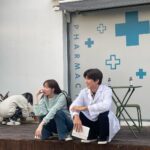 Lee Sung-kyoung Instagram - 사랑이라 말해요 처음엔 이 작품의 제목이 딱이라고 온전히 끄덕이진 못했어요. 가슴에 상처하나씩 품고 아둥바둥 버티며 살아가는 평범한 사람들, 그리고 그 속에서 싹틀사랑은 아프고 좀 더 어려운거겠거니.. 여기서 사랑이란걸 얼마나 넓고 크게 말하고 보여줄 수 있을까.. 제목이 제겐 너무 깊고 크게 느껴졌거든요..! 사랑을 잃고 무채색의 삶이 되어버리고, 사랑때문에 그래도 버티며 살아가고. 생기없는 삶이 사랑으로 인해 숨이 불어지는걸 보았어요. 그러니까 사랑이라는걸 한마디로 정의하기 어렵고,,참 아플때도 많지만, 결국 사랑은 살아있음을 느끼게 해주는것이더라고요. 입술로 고백하진 않았지만, 자신이 가지고 있는 모든 언어로 사랑이라 말하는 우주의 세계가 참 뜨거울만큼 순수하고 따뜻했어요. 아직도 제 마음속 온도가 떨어지지 않은걸 보면요! 우주로 살아갈때와, 한 걸음 물러서 바라보는 모든 순간, 그리고 그때마다 함께 해주신 모든분들께 참 감사해요. 덕분에 더 마음이 뜨거웠고..소중한 추억이 생긴 것 같아요. 음.. 사실 그냥 괜히 이런 인사를 많이 미루게 되었어요.. 왜인지, 무슨맘인지 아는사람? 히히 그치만 계속 언제든 함께 할 수 있으니까🙂 때론 많이 아플지라도,, 사랑을 맘껏 느끼고 누리며 살 수 있길. #사랑이라말해요 사랑합니다🤍 - 심우주 올림