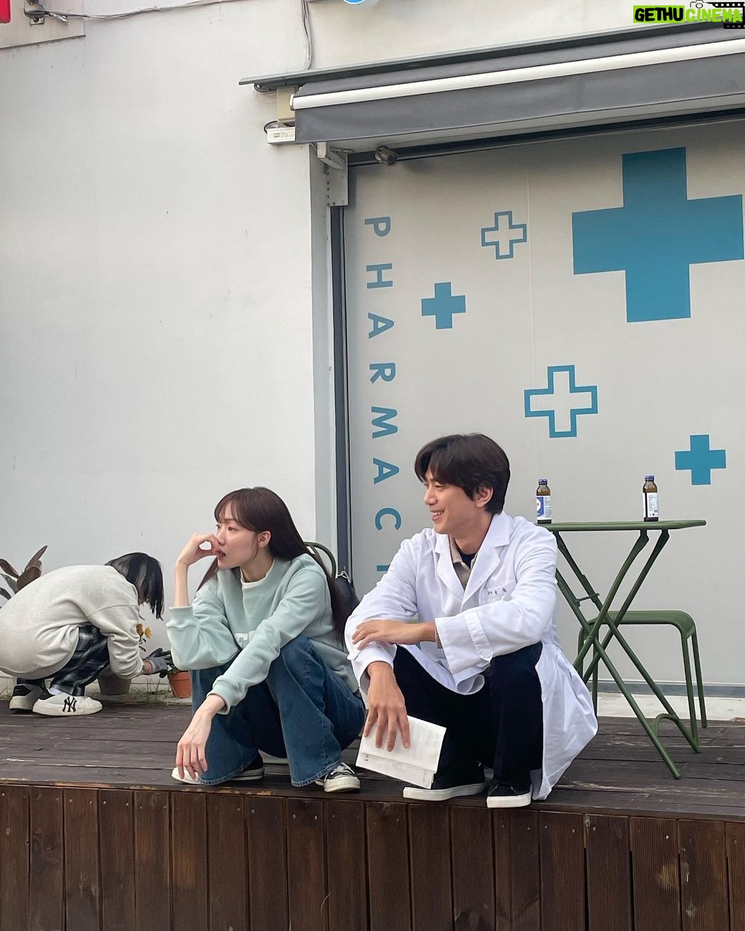 Lee Sung-kyoung Instagram - 사랑이라 말해요 처음엔 이 작품의 제목이 딱이라고 온전히 끄덕이진 못했어요. 가슴에 상처하나씩 품고 아둥바둥 버티며 살아가는 평범한 사람들, 그리고 그 속에서 싹틀사랑은 아프고 좀 더 어려운거겠거니.. 여기서 사랑이란걸 얼마나 넓고 크게 말하고 보여줄 수 있을까.. 제목이 제겐 너무 깊고 크게 느껴졌거든요..! 사랑을 잃고 무채색의 삶이 되어버리고, 사랑때문에 그래도 버티며 살아가고. 생기없는 삶이 사랑으로 인해 숨이 불어지는걸 보았어요. 그러니까 사랑이라는걸 한마디로 정의하기 어렵고,,참 아플때도 많지만, 결국 사랑은 살아있음을 느끼게 해주는것이더라고요. 입술로 고백하진 않았지만, 자신이 가지고 있는 모든 언어로 사랑이라 말하는 우주의 세계가 참 뜨거울만큼 순수하고 따뜻했어요. 아직도 제 마음속 온도가 떨어지지 않은걸 보면요! 우주로 살아갈때와, 한 걸음 물러서 바라보는 모든 순간, 그리고 그때마다 함께 해주신 모든분들께 참 감사해요. 덕분에 더 마음이 뜨거웠고..소중한 추억이 생긴 것 같아요. 음.. 사실 그냥 괜히 이런 인사를 많이 미루게 되었어요.. 왜인지, 무슨맘인지 아는사람? 히히 그치만 계속 언제든 함께 할 수 있으니까🙂 때론 많이 아플지라도,, 사랑을 맘껏 느끼고 누리며 살 수 있길. #사랑이라말해요 사랑합니다🤍 - 심우주 올림