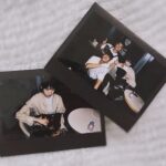 Lee Sung-kyoung Instagram - 사랑이라 말해요 처음엔 이 작품의 제목이 딱이라고 온전히 끄덕이진 못했어요. 가슴에 상처하나씩 품고 아둥바둥 버티며 살아가는 평범한 사람들, 그리고 그 속에서 싹틀사랑은 아프고 좀 더 어려운거겠거니.. 여기서 사랑이란걸 얼마나 넓고 크게 말하고 보여줄 수 있을까.. 제목이 제겐 너무 깊고 크게 느껴졌거든요..! 사랑을 잃고 무채색의 삶이 되어버리고, 사랑때문에 그래도 버티며 살아가고. 생기없는 삶이 사랑으로 인해 숨이 불어지는걸 보았어요. 그러니까 사랑이라는걸 한마디로 정의하기 어렵고,,참 아플때도 많지만, 결국 사랑은 살아있음을 느끼게 해주는것이더라고요. 입술로 고백하진 않았지만, 자신이 가지고 있는 모든 언어로 사랑이라 말하는 우주의 세계가 참 뜨거울만큼 순수하고 따뜻했어요. 아직도 제 마음속 온도가 떨어지지 않은걸 보면요! 우주로 살아갈때와, 한 걸음 물러서 바라보는 모든 순간, 그리고 그때마다 함께 해주신 모든분들께 참 감사해요. 덕분에 더 마음이 뜨거웠고..소중한 추억이 생긴 것 같아요. 음.. 사실 그냥 괜히 이런 인사를 많이 미루게 되었어요.. 왜인지, 무슨맘인지 아는사람? 히히 그치만 계속 언제든 함께 할 수 있으니까🙂 때론 많이 아플지라도,, 사랑을 맘껏 느끼고 누리며 살 수 있길. #사랑이라말해요 사랑합니다🤍 - 심우주 올림
