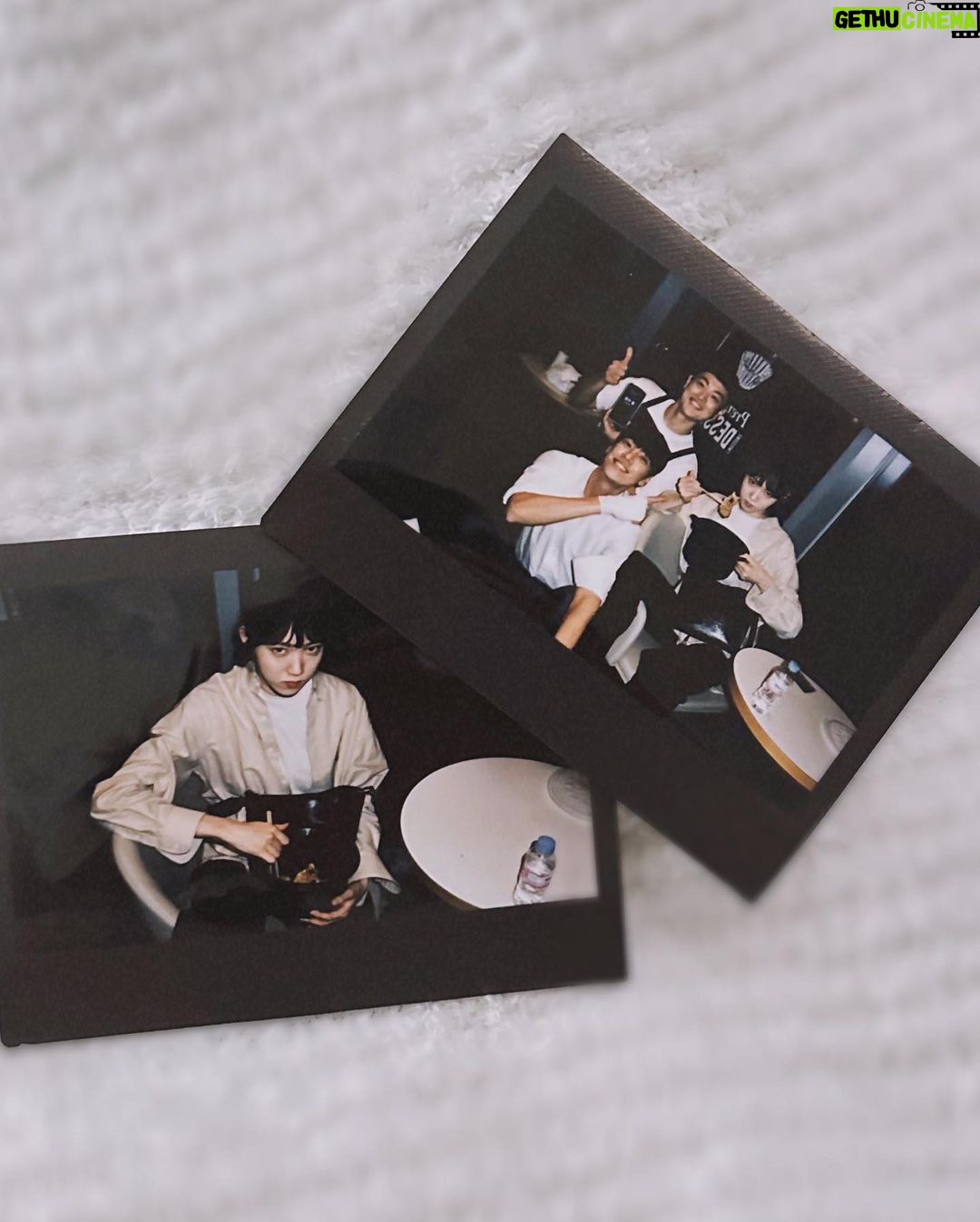 Lee Sung-kyoung Instagram - 사랑이라 말해요 처음엔 이 작품의 제목이 딱이라고 온전히 끄덕이진 못했어요. 가슴에 상처하나씩 품고 아둥바둥 버티며 살아가는 평범한 사람들, 그리고 그 속에서 싹틀사랑은 아프고 좀 더 어려운거겠거니.. 여기서 사랑이란걸 얼마나 넓고 크게 말하고 보여줄 수 있을까.. 제목이 제겐 너무 깊고 크게 느껴졌거든요..! 사랑을 잃고 무채색의 삶이 되어버리고, 사랑때문에 그래도 버티며 살아가고. 생기없는 삶이 사랑으로 인해 숨이 불어지는걸 보았어요. 그러니까 사랑이라는걸 한마디로 정의하기 어렵고,,참 아플때도 많지만, 결국 사랑은 살아있음을 느끼게 해주는것이더라고요. 입술로 고백하진 않았지만, 자신이 가지고 있는 모든 언어로 사랑이라 말하는 우주의 세계가 참 뜨거울만큼 순수하고 따뜻했어요. 아직도 제 마음속 온도가 떨어지지 않은걸 보면요! 우주로 살아갈때와, 한 걸음 물러서 바라보는 모든 순간, 그리고 그때마다 함께 해주신 모든분들께 참 감사해요. 덕분에 더 마음이 뜨거웠고..소중한 추억이 생긴 것 같아요. 음.. 사실 그냥 괜히 이런 인사를 많이 미루게 되었어요.. 왜인지, 무슨맘인지 아는사람? 히히 그치만 계속 언제든 함께 할 수 있으니까🙂 때론 많이 아플지라도,, 사랑을 맘껏 느끼고 누리며 살 수 있길. #사랑이라말해요 사랑합니다🤍 - 심우주 올림