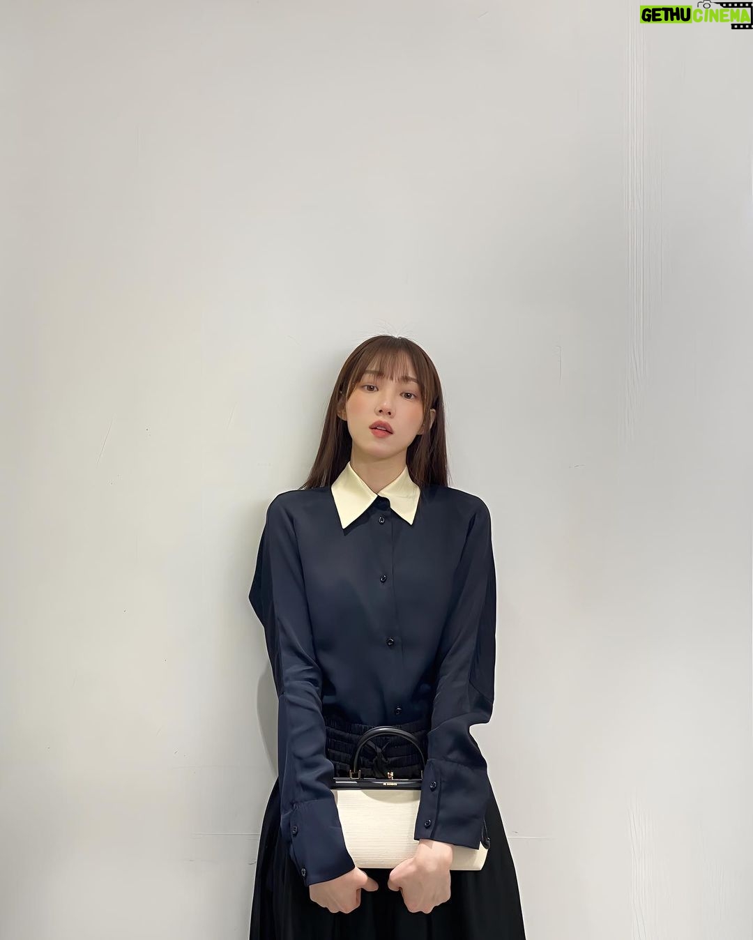 Lee Sung-kyoung Instagram - 어렸을적부터 질샌더만의 멋이 참 좋았다고 한다. 날씨가 서둘러 포근해져가니, 작년에 사놓은 가볍고 긴 자켓을 어서어서 입어야 할텐데🤍 @jilsander