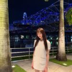 Lee Sung-kyoung Instagram – 나보다 키큰이 나무들 사이사이와 불빛이 북적이는곳에 나와서 잠시 머물기가 좋았다. 습도가 높아지면 복실거리기 시작하는 내 머리카락도 웃겼고, ㅎㅎ간만에 정말 소소했던 그짧은 시간이 그렇게 좋았니 생각이 드는 사진들