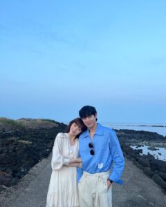 Lee Sung-kyoung Instagram - 쉽게 만날 수 없어 더 반갑고, 만나도 빠르게 지나가버려 참 아쉽고, 그래서 더 빛나고 황홀한 별똥별처럼, 우리 별똥별도 어느날 내 맘에 슝 날아와 자리잡았어요. 행복하고 유쾌한 기억만 있던, 금토만 되면 추억이 앨범에 차고넘쳐 올릴 사진 고르기 참 어려웠던 드라마 별똥별✨ 함께 기다리고 설레어하며 좋아해주신 반짝이 시청자분들 감사합니다✨ 한별이와 태성이, 스타포스와 그 친구들 모두 쭉 행복할거에요! 사랑해요 ✨💛⭐️#별똥별
