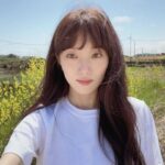Lee Sung-kyoung Instagram – 🌼뒷뜰 작은 꽃밭 앞에서 혼자놀기🌼
손에는 노랑노랑 꽃가루들이 스르륵🎨🌱