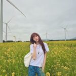 Lee Sung-kyoung Instagram – 이토록 풍성한 꽃밭은 키크고 처음🌿
바람이 따뜻해졌다 느낄 때,
금방 지나갈 봄이 좋은만큼 아쉽다요😘

#CHANEL22
