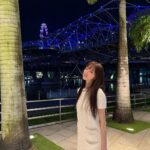 Lee Sung-kyoung Instagram – 나보다 키큰이 나무들 사이사이와 불빛이 북적이는곳에 나와서 잠시 머물기가 좋았다. 습도가 높아지면 복실거리기 시작하는 내 머리카락도 웃겼고, ㅎㅎ간만에 정말 소소했던 그짧은 시간이 그렇게 좋았니 생각이 드는 사진들
