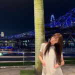Lee Sung-kyoung Instagram – 나보다 키큰이 나무들 사이사이와 불빛이 북적이는곳에 나와서 잠시 머물기가 좋았다. 습도가 높아지면 복실거리기 시작하는 내 머리카락도 웃겼고, ㅎㅎ간만에 정말 소소했던 그짧은 시간이 그렇게 좋았니 생각이 드는 사진들