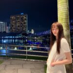Lee Sung-kyoung Instagram – 나보다 키큰이 나무들 사이사이와 불빛이 북적이는곳에 나와서 잠시 머물기가 좋았다. 습도가 높아지면 복실거리기 시작하는 내 머리카락도 웃겼고, ㅎㅎ간만에 정말 소소했던 그짧은 시간이 그렇게 좋았니 생각이 드는 사진들