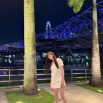 Lee Sung-kyoung Instagram – 나보다 키큰이 나무들 사이사이와 불빛이 북적이는곳에 나와서 잠시 머물기가 좋았다. 습도가 높아지면 복실거리기 시작하는 내 머리카락도 웃겼고, ㅎㅎ간만에 정말 소소했던 그짧은 시간이 그렇게 좋았니 생각이 드는 사진들