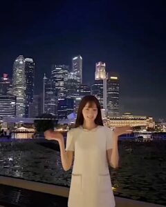 Lee Sung-kyoung Instagram - 나보다 키큰이 나무들 사이사이와 불빛이 북적이는곳에 나와서 잠시 머물기가 좋았다. 습도가 높아지면 복실거리기 시작하는 내 머리카락도 웃겼고, ㅎㅎ간만에 정말 소소했던 그짧은 시간이 그렇게 좋았니 생각이 드는 사진들