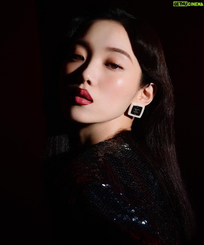 Lee Sung-kyoung Instagram - B cut, but 💋
