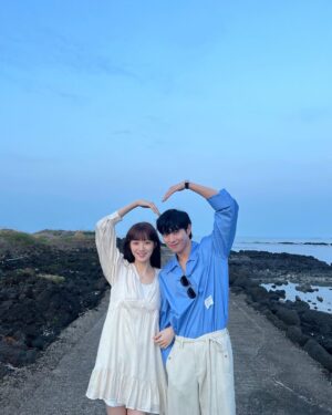 Lee Sung-kyoung Instagram - 쉽게 만날 수 없어 더 반갑고,
만나도 빠르게 지나가버려 참 아쉽고,
그래서 더 빛나고 황홀한 별똥별처럼,
우리 별똥별도 어느날 내 맘에 슝 날아와 자리잡았어요.
행복하고 유쾌한 기억만 있던, 금토만 되면 추억이 앨범에 차고넘쳐 올릴 사진 고르기 참 어려웠던 드라마 별똥별✨
함께 기다리고 설레어하며 좋아해주신 반짝이 시청자분들 감사합니다✨
한별이와 태성이, 스타포스와 그 친구들 모두 쭉 행복할거에요!
사랑해요 ✨💛⭐️#별똥별