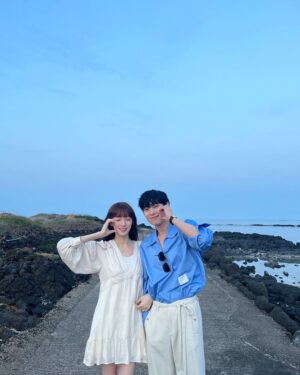 Lee Sung-kyoung Instagram - 쉽게 만날 수 없어 더 반갑고,
만나도 빠르게 지나가버려 참 아쉽고,
그래서 더 빛나고 황홀한 별똥별처럼,
우리 별똥별도 어느날 내 맘에 슝 날아와 자리잡았어요.
행복하고 유쾌한 기억만 있던, 금토만 되면 추억이 앨범에 차고넘쳐 올릴 사진 고르기 참 어려웠던 드라마 별똥별✨
함께 기다리고 설레어하며 좋아해주신 반짝이 시청자분들 감사합니다✨
한별이와 태성이, 스타포스와 그 친구들 모두 쭉 행복할거에요!
사랑해요 ✨💛⭐️#별똥별
