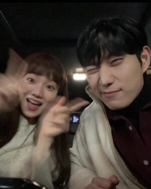 Lee Sung-kyoung Instagram - 쉽게 만날 수 없어 더 반갑고,
만나도 빠르게 지나가버려 참 아쉽고,
그래서 더 빛나고 황홀한 별똥별처럼,
우리 별똥별도 어느날 내 맘에 슝 날아와 자리잡았어요.
행복하고 유쾌한 기억만 있던, 금토만 되면 추억이 앨범에 차고넘쳐 올릴 사진 고르기 참 어려웠던 드라마 별똥별✨
함께 기다리고 설레어하며 좋아해주신 반짝이 시청자분들 감사합니다✨
한별이와 태성이, 스타포스와 그 친구들 모두 쭉 행복할거에요!
사랑해요 ✨💛⭐️#별똥별