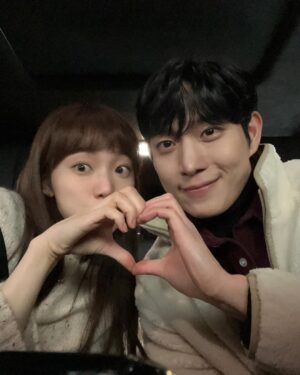Lee Sung-kyoung Instagram - 쉽게 만날 수 없어 더 반갑고,
만나도 빠르게 지나가버려 참 아쉽고,
그래서 더 빛나고 황홀한 별똥별처럼,
우리 별똥별도 어느날 내 맘에 슝 날아와 자리잡았어요.
행복하고 유쾌한 기억만 있던, 금토만 되면 추억이 앨범에 차고넘쳐 올릴 사진 고르기 참 어려웠던 드라마 별똥별✨
함께 기다리고 설레어하며 좋아해주신 반짝이 시청자분들 감사합니다✨
한별이와 태성이, 스타포스와 그 친구들 모두 쭉 행복할거에요!
사랑해요 ✨💛⭐️#별똥별