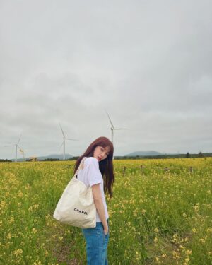 Lee Sung-kyoung Instagram - 이토록 풍성한 꽃밭은 키크고 처음🌿
바람이 따뜻해졌다 느낄 때,
금방 지나갈 봄이 좋은만큼 아쉽다요😘

#CHANEL22