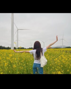 Lee Sung-kyoung Instagram - 이토록 풍성한 꽃밭은 키크고 처음🌿
바람이 따뜻해졌다 느낄 때,
금방 지나갈 봄이 좋은만큼 아쉽다요😘

#CHANEL22