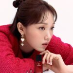 Lee Sung-kyoung Instagram - N˚1 DE CHANEL❤️🌺 #N1DECHANEL #redcamellia