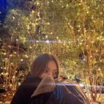 Lee Sung-kyoung Instagram - 몇밤뒤가 지나면 곧 날선바람이 불어올텐데, 이정도 밤공기는 거뜬하다며 오들오들 몸이 떨려도 마음은 거뜬히 테라스로 나오기. 그래서 기분은 좋다고 한다🤭