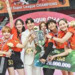 Lee Yeong-jin Instagram - 다시 결승전까지.. 1년, 어쩌면 이룰 수 없는 꿈처럼 느껴진 우승이 현실이 되었네요. 단 하나의 트로피🏆를 들기까지 정말 많은 분들의 도움이 있었습니다. 항상 최선을 다해 뛰어준 액셔니 팀원들, 백감독님, 기수코치님, 그리고 원영 코치님, 아쉽게 드라마로 하차한 삐약이 윤영이, 언제나 액셔니 제 7의 멤버 꼰쥬 지은이… 모두가 한 마음으로 뛰었기에 우승이라는 값진 영광을 누릴 수 있었네요. 함께 땀흘리며 뛰어준 모든 골때녀 선수들, 그런 모두를 애정어린 시선으로 카메라에 담아 많은 사랑을 받을 수 있게 도와주는 골때녀 스텝분들, 매번 바쁜 시간 쪼개 연습경기 도와준 여성 축구인들.. 모두 감사합니다. 그리고 사랑합니다. 🧡🧡🧡 @sbs_goal