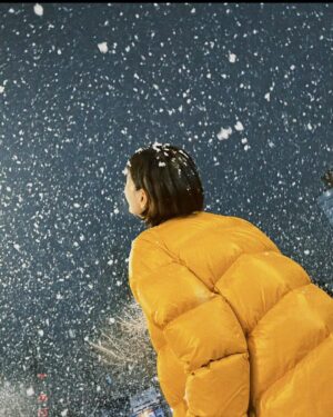 Lee Yeong-jin Instagram - 10장에 다 담을 수 없는 많은 추억들을 뒤로하고
2024년을 맞이합니다.🌟
여지없이 지난 해보다 더 힘든 한 해가 될 지도 모르겠습니다.
삶이란 늘.. 그렇잖아요.
그 속에서 좋은 사람들과 더 좋은 시간들 속에서 
아낌없이 많이 웃으려 합니다. 🤭🤗
모두가 잘 버티며 건승하는 2024년이 되길 소망합니다.
전 제 나름대로 제가 닿아 있는 인연에
최선을 다하며 소중하게 아끼고 사랑할께요.🩵
새해 복 많이 받으세요. 🙇🏻‍♀️