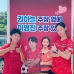 Lee Yeong-jin Instagram - 10장에 다 담을 수 없는 많은 추억들을 뒤로하고 2024년을 맞이합니다.🌟 여지없이 지난 해보다 더 힘든 한 해가 될 지도 모르겠습니다. 삶이란 늘.. 그렇잖아요. 그 속에서 좋은 사람들과 더 좋은 시간들 속에서 아낌없이 많이 웃으려 합니다. 🤭🤗 모두가 잘 버티며 건승하는 2024년이 되길 소망합니다. 전 제 나름대로 제가 닿아 있는 인연에 최선을 다하며 소중하게 아끼고 사랑할께요.🩵 새해 복 많이 받으세요. 🙇🏻‍♀️
