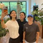 Lee Yeong-jin Instagram - 10장에 다 담을 수 없는 많은 추억들을 뒤로하고 2024년을 맞이합니다.🌟 여지없이 지난 해보다 더 힘든 한 해가 될 지도 모르겠습니다. 삶이란 늘.. 그렇잖아요. 그 속에서 좋은 사람들과 더 좋은 시간들 속에서 아낌없이 많이 웃으려 합니다. 🤭🤗 모두가 잘 버티며 건승하는 2024년이 되길 소망합니다. 전 제 나름대로 제가 닿아 있는 인연에 최선을 다하며 소중하게 아끼고 사랑할께요.🩵 새해 복 많이 받으세요. 🙇🏻‍♀️