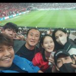 Lee Yeong-jin Instagram - 10장에 다 담을 수 없는 많은 추억들을 뒤로하고 2024년을 맞이합니다.🌟 여지없이 지난 해보다 더 힘든 한 해가 될 지도 모르겠습니다. 삶이란 늘.. 그렇잖아요. 그 속에서 좋은 사람들과 더 좋은 시간들 속에서 아낌없이 많이 웃으려 합니다. 🤭🤗 모두가 잘 버티며 건승하는 2024년이 되길 소망합니다. 전 제 나름대로 제가 닿아 있는 인연에 최선을 다하며 소중하게 아끼고 사랑할께요.🩵 새해 복 많이 받으세요. 🙇🏻‍♀️