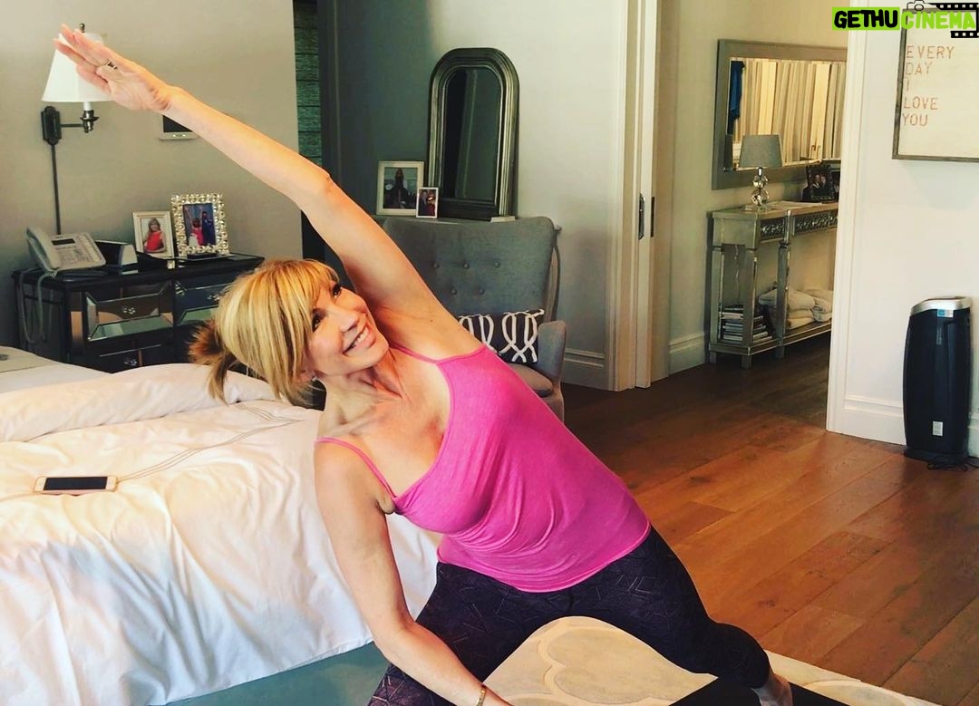 Leeza Gibbons Instagram - Leaning WAY into the weekend! I've been traveling; visiting with family and friends so my heart is full! Time to fill up my lungs with oxygen to carry me forward. Ever forward. What is your mindset? #stretching #yogabeginner #happyweekend