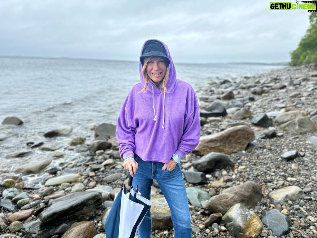 Leeza Gibbons Instagram - One of my favorite Barry Manilow songs (like almost everyone!) is Weekend In New England. These are the "long rocky beaches" he sang about. Somehow, the rain only added to the magic. #newengland #rockybeaches #nature Lincolnville, Maine